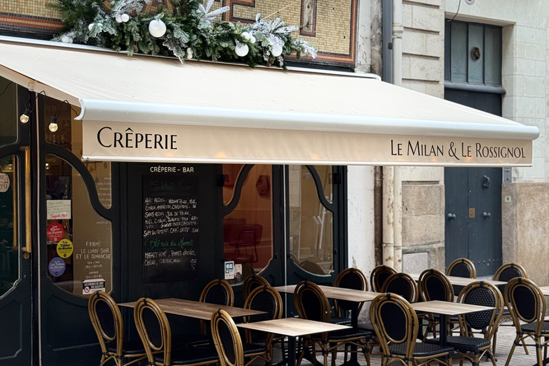 Store Banne avec lambrequin peint installé à la Crêperie Le Milan & Le Rossignol à Nantes (44) par le storiste ESPACIO
