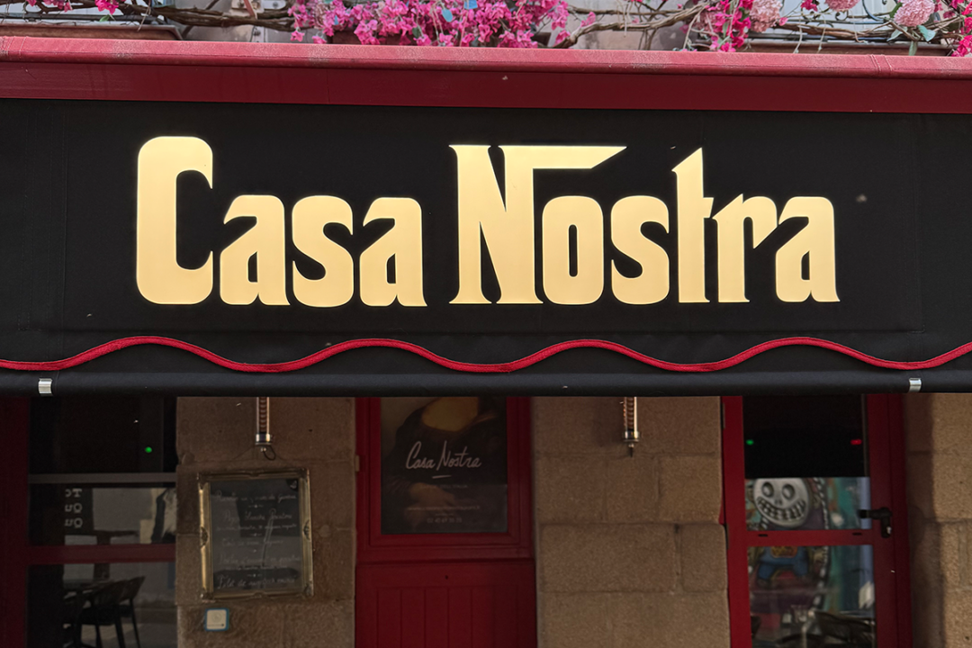 Lambrequin Lumineux installé sur le Store Banne du restaurant Casa Nostra à Nantes (44) par ESPACIO