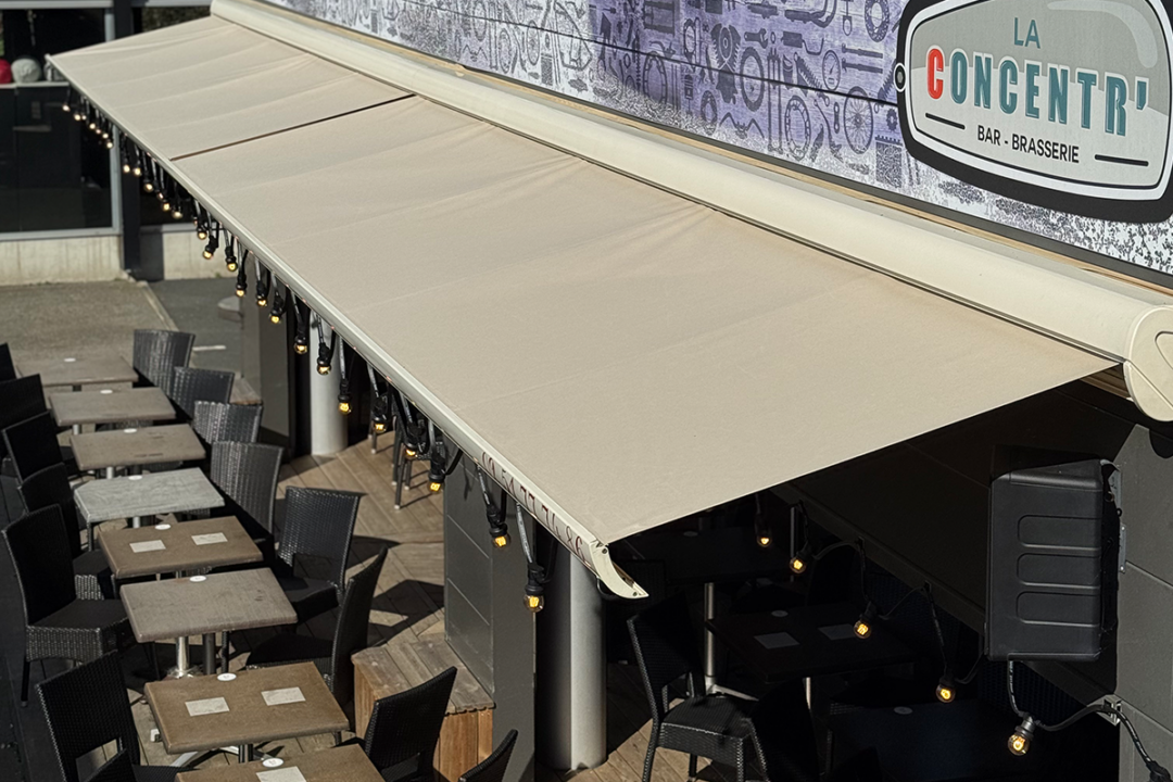 Ré-entoilage store banne pour la Brasserie La Concentr à Orvault (44) par ESPACIO