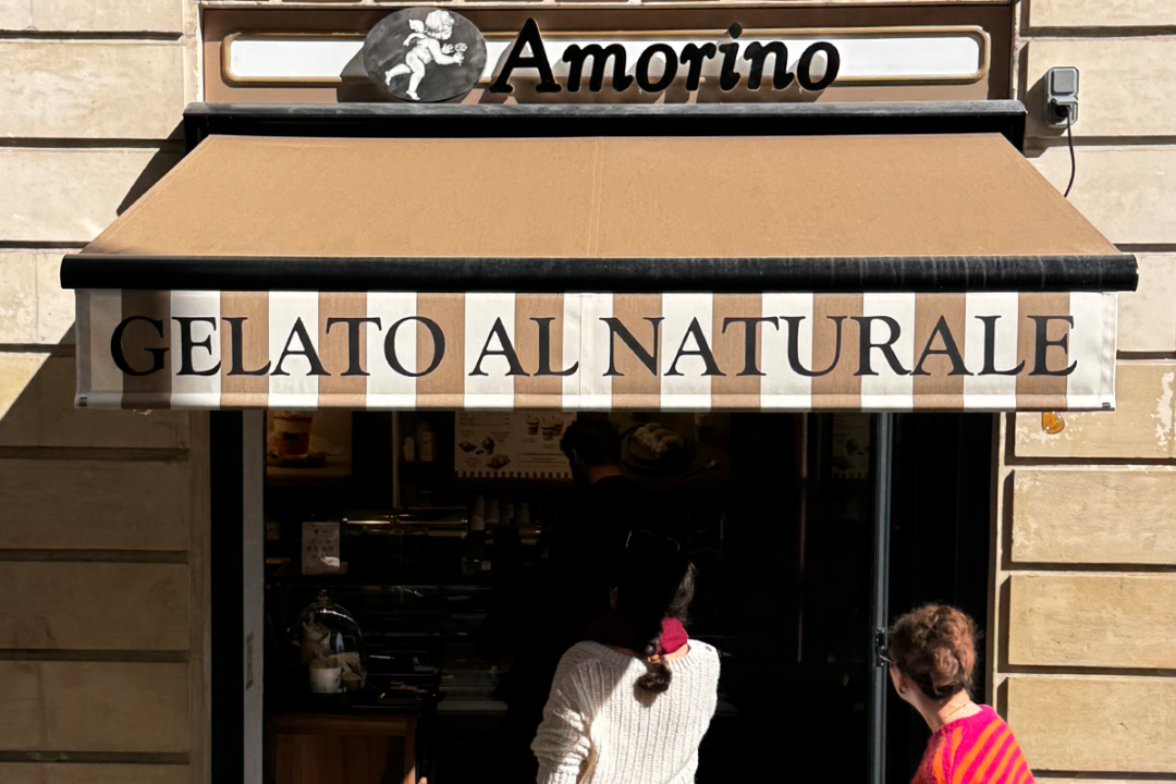 Store banne Genes installé chez le glacier Amorino, Place Royale à Nantes (44) par le storiste ESPACIO
