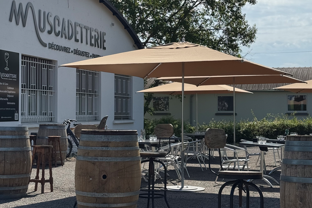 4 parasols Cortina installés à l'extérieur de La Muscadetterie à Nantes (44) par ESPACIO