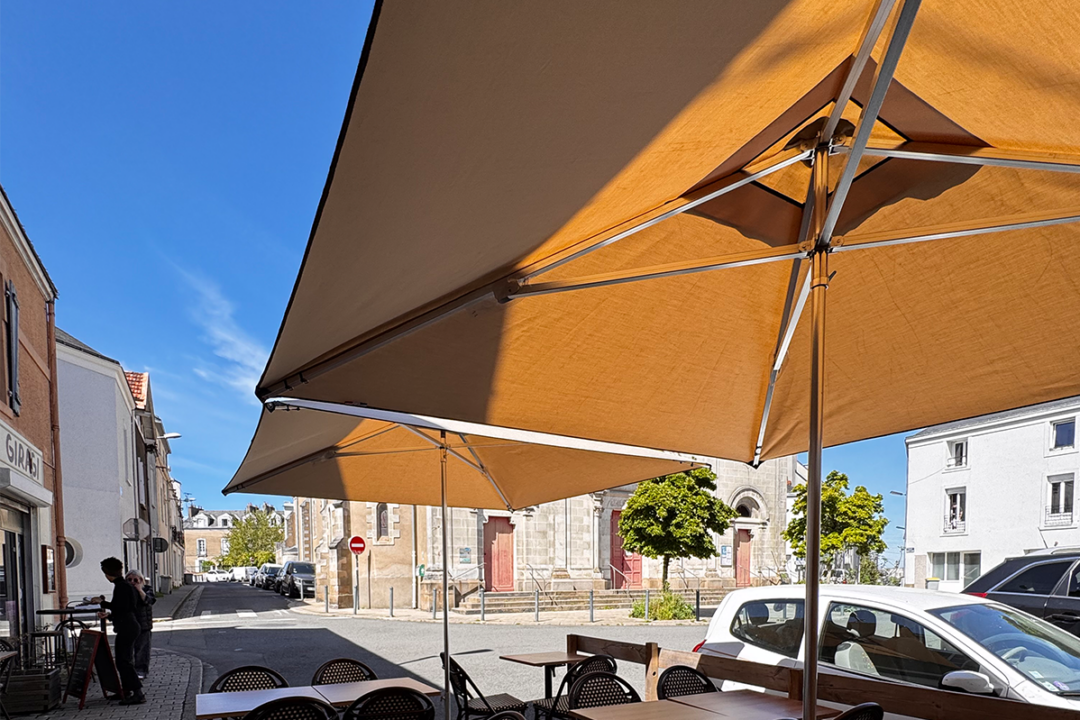 Deux parasols Cortina installés à la terrasse du restaurant Giragi à Nantes (44) par ESPACIO