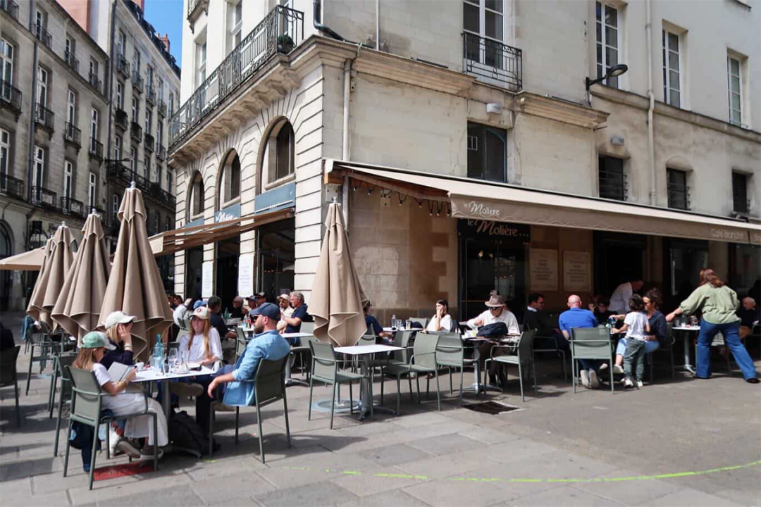 7 stores et 8 parasols Cortina installés au café branché Le Molière à Nantes (44) par ESPACIO