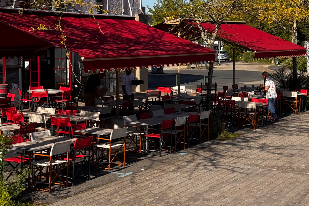 Deux Stores Double Pente Maxi Abri installés à la terrasse de L'Auberge de l'Erdre à La Chapelle sur Erdre (44) par ESPACIO