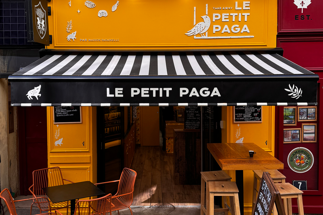 Store banne Genes avec lambrequin peint installé à l'épicerie fine : Le Petit Paga à Nantes (44) par ESPACIO