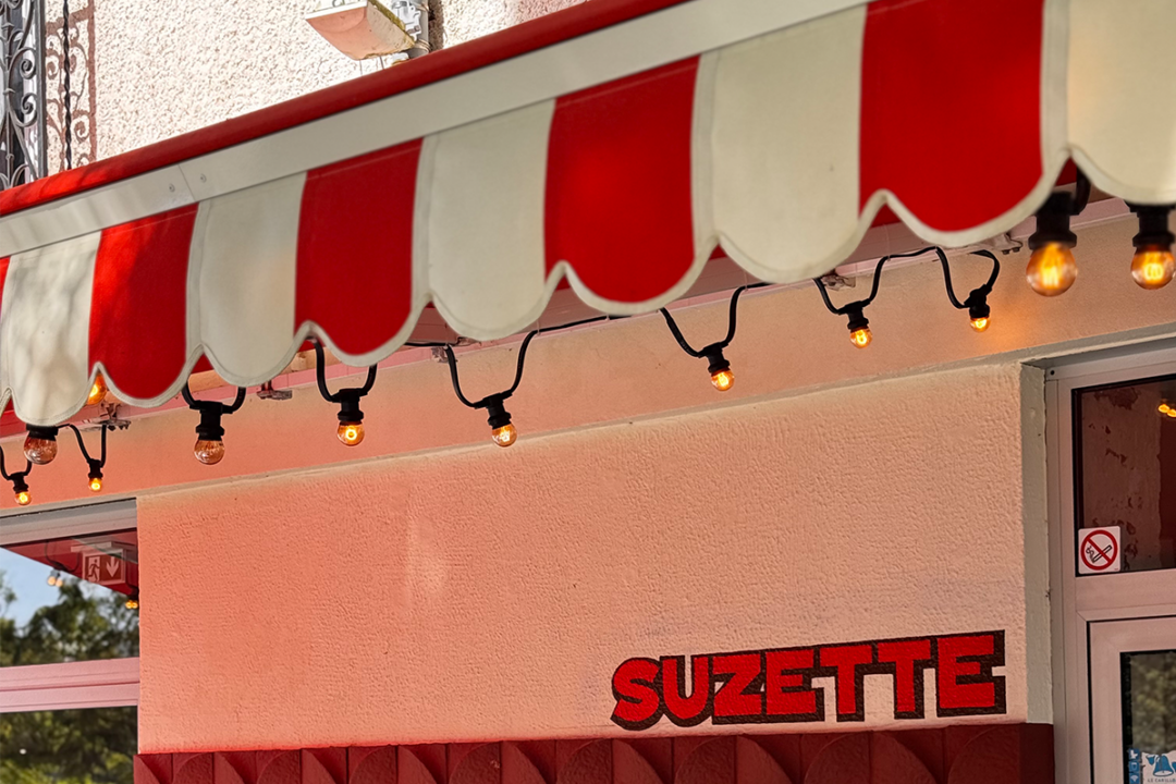 Ré-entoilage d'un store banne bi-colore avec lambrequin feston et guirlande LED installé au restaurant Suzette à Nantes (44) par ESPACIO - pro CHR