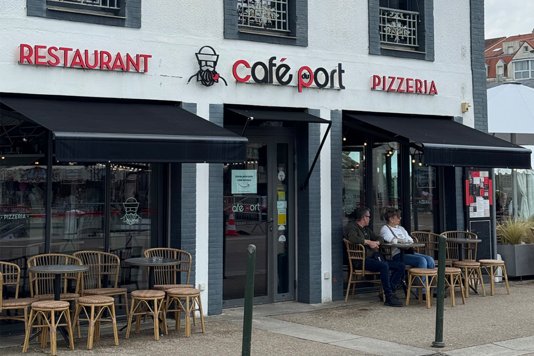 Deux stores Banne Genes et un store bannette à projection installés au Café du Port à Pornic (44) par ESPACIO