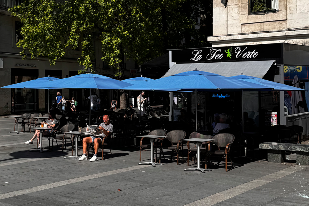 6 parasols Cortina de 3x3 mètres installés à la terrasse du bar La Fée Verte à Nantes (44) par ESPACIO