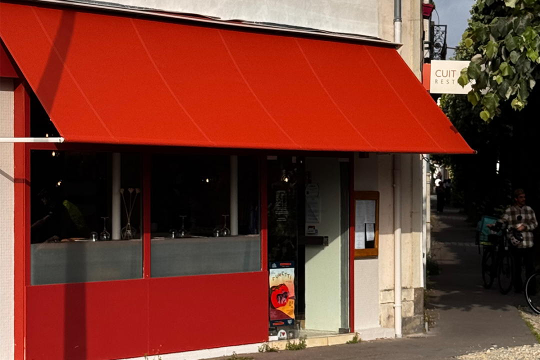 Store bannette à projection installé à la façade du restaurant CUIT LU CRU à Nantes (44) par ESPACIO