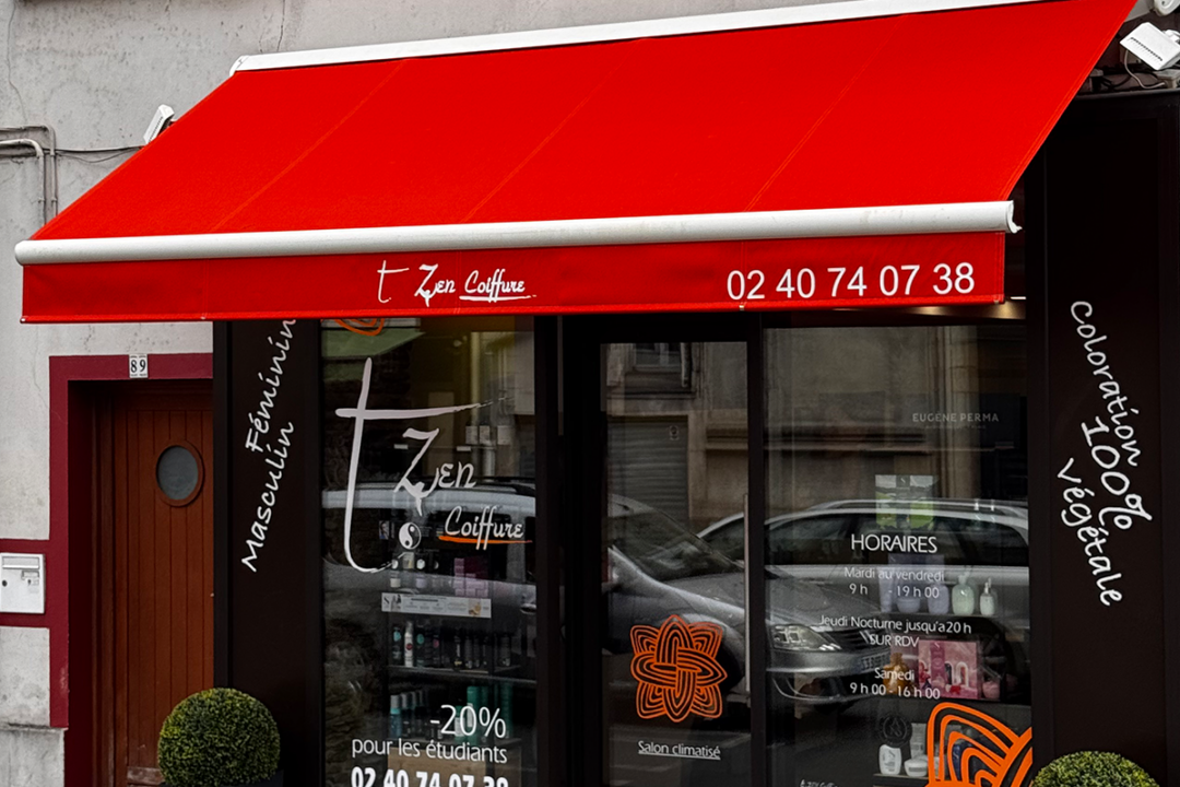 Entoilage d'une store banne d'une toile Magma Link U808 accompagné d'un lambrequin peint sur mesure au salon T ZEN Coiffure à Nantes (44) par ESPACIO