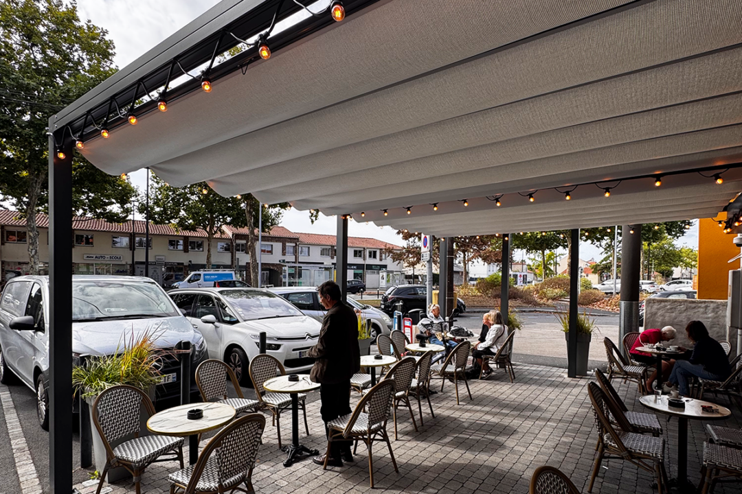 Pergola Palma installé à la terrasse du Bar Tac L'Eden à Saint Sebastien sur Loire (44) par ESPACIO