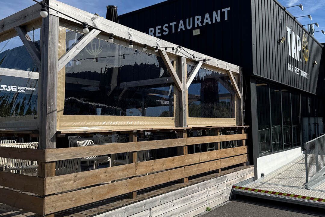 Rideaux pour pergola en toile PVC installés au bar restaurant TAP à Saint-Herblain (44) par ESPACIO.